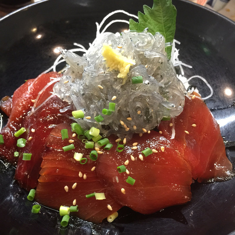 まぐろとしらすの合わせ丼(まぐろ工房・くろば亭)