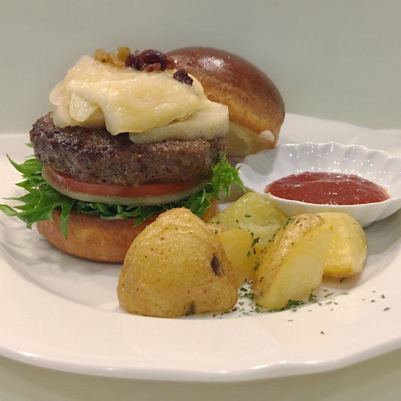洋梨とカマンベールバーガー（オニオンソースとレーズントッピング）(JACK's KITCHEN)