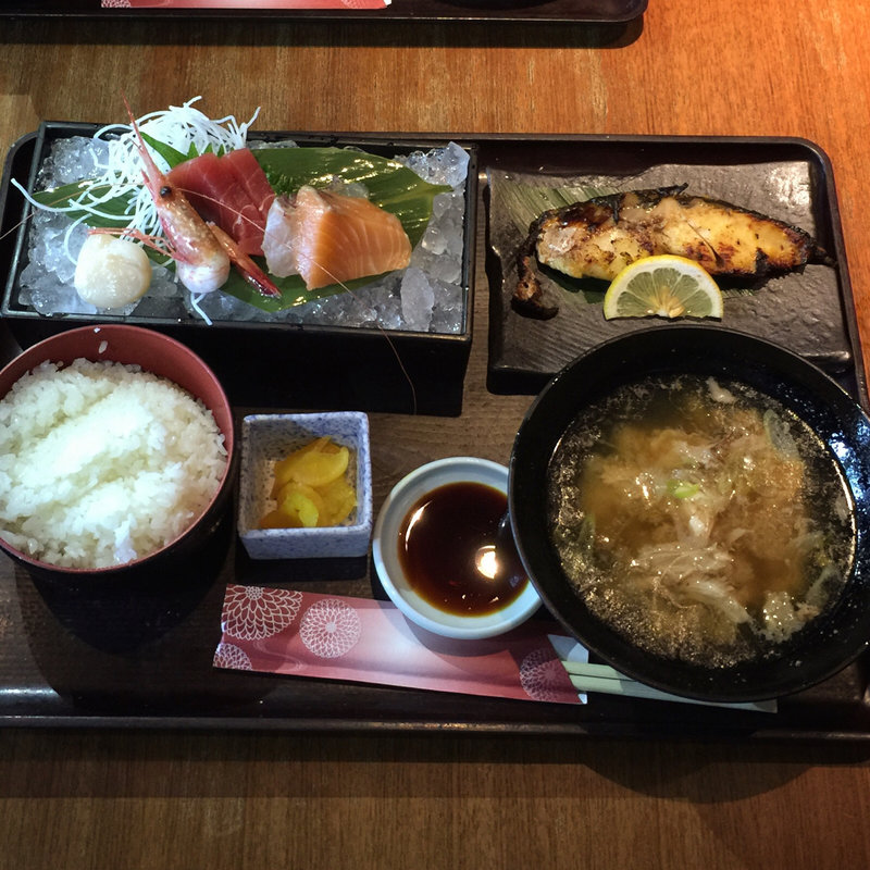 厳選お刺身盛合せと熟成銀ダラの西京漬け炭火焼き御膳(美食 米門 品川店 （ビショクマイモン）)