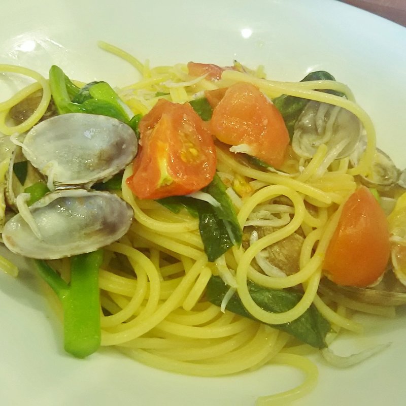 釜揚げしらすと浅利、つるむらさき、フレッシュトマトのペペロンチーノ(ラ・ゴレーナ)