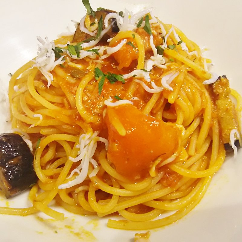 釜揚げシラスと茄子、アンチョビ、ケッパーのトマトソース スパゲティ(ラ・ゴレーナ)