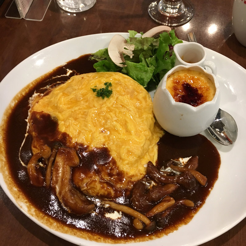 秋のきのこととろけるチーズのオムライス&濃厚ブリュレプレート(卵と私 ホワイティ梅田店)