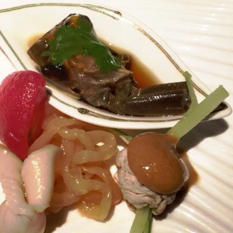 上海蟹の老酒漬け入り前菜(中国飯店 六本木店)