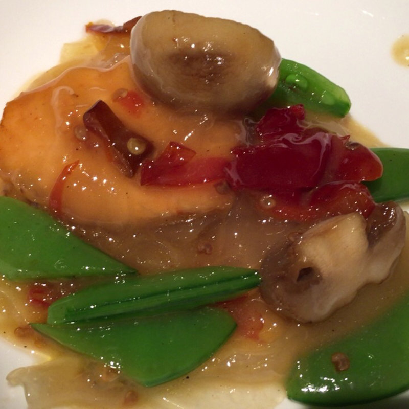 サーモンと板春雨の塩漬け唐辛子鍋(中国飯店 六本木店)