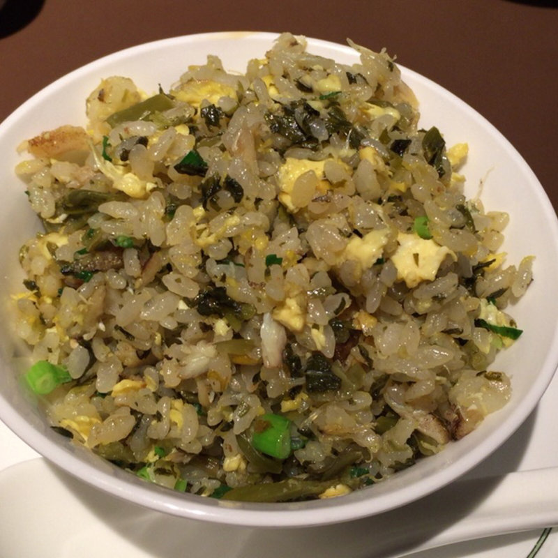 上海蟹と高菜の炒飯(中国飯店 六本木店)