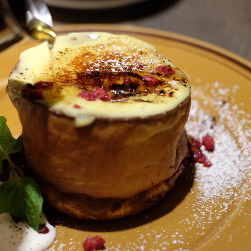 ラム酒香る木苺のブリュレパンケーキ(町田ザカフェ)