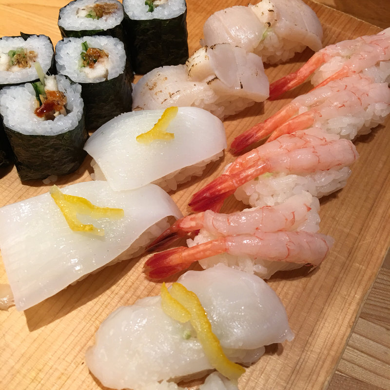 一貫130円(注文は二貫から)(すし屋銀蔵 豊洲店)