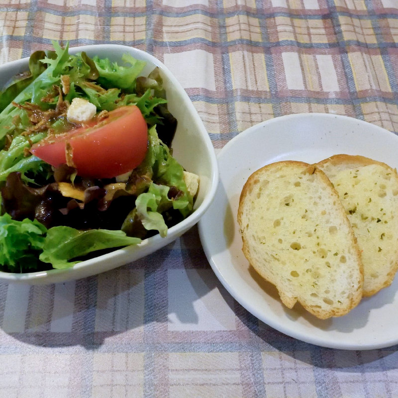 ランチセットのサラダとガーリックトースト(パスタの店　山猫軒 （やまねこけん）)