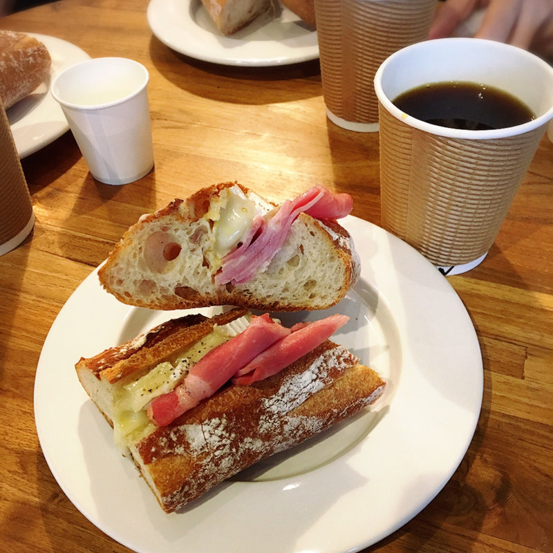 ハムとカマンベール(トカクコーヒー TOKAKU Coffee +)