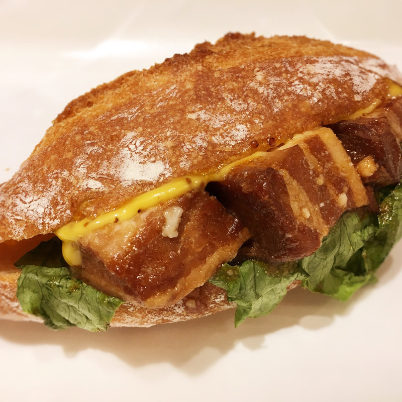 やわらか角煮のサンド(ベーカー バイツェン)