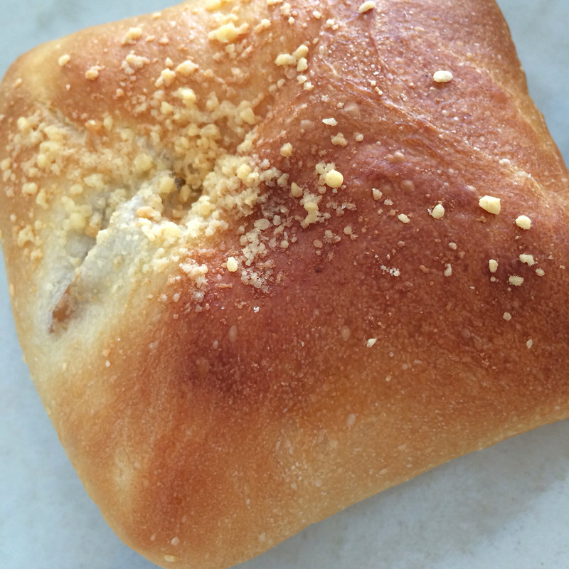 ゆで卵入りカレーパン(けやき庵)