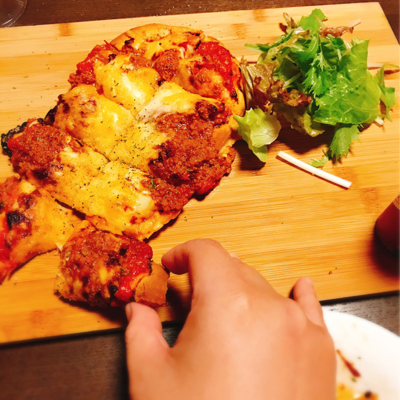 ピリ辛ミートのナンピザ (ボン・テーブル )