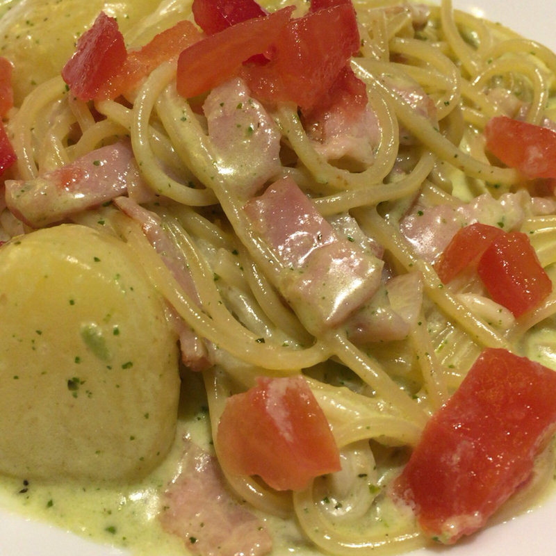 カリカリベーコンとポテトのバジルクリームパスタ(GLASS DANCE 横浜)