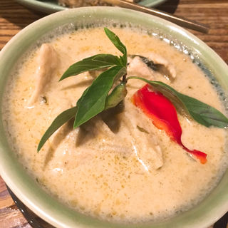鶏肉のグリーンカレー(カフィアライム)