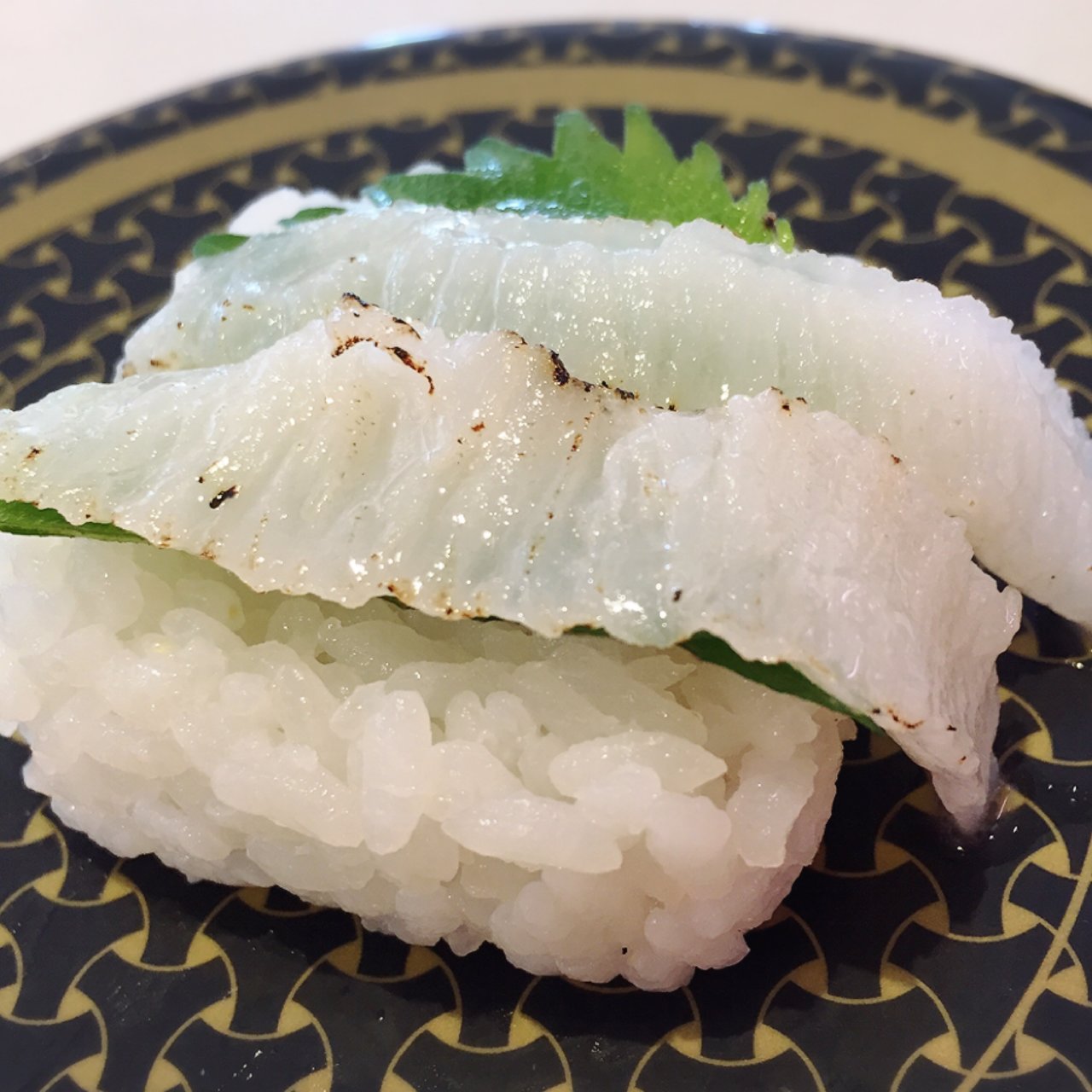 炙りえんがわ 炙りえんがわ 焦し醤油握り｜回転寿司 根室花まるのレギュラー
