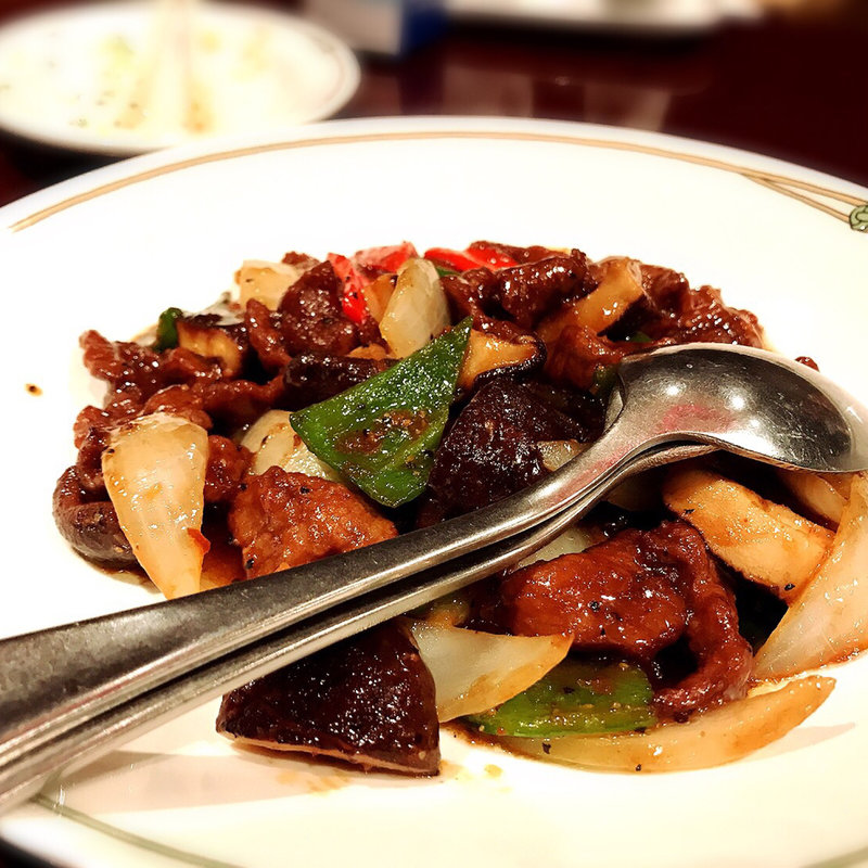 牛肉の黒胡椒炒め(中国飯店 紫玉蘭)