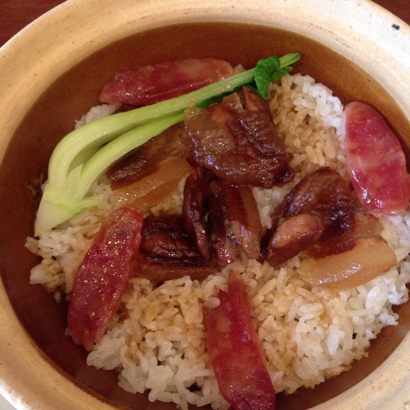 干しバラ肉と腸詰の釜飯(南粤美食)