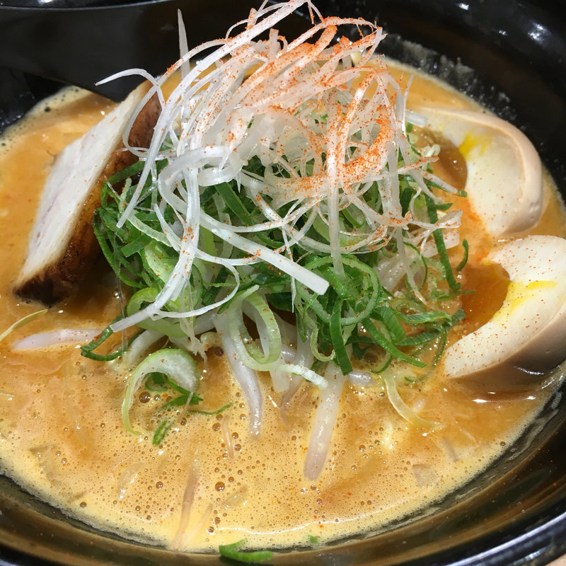 濃厚鶏白湯 赤辛らーめん(らーめん専門店 Dragon MAN)