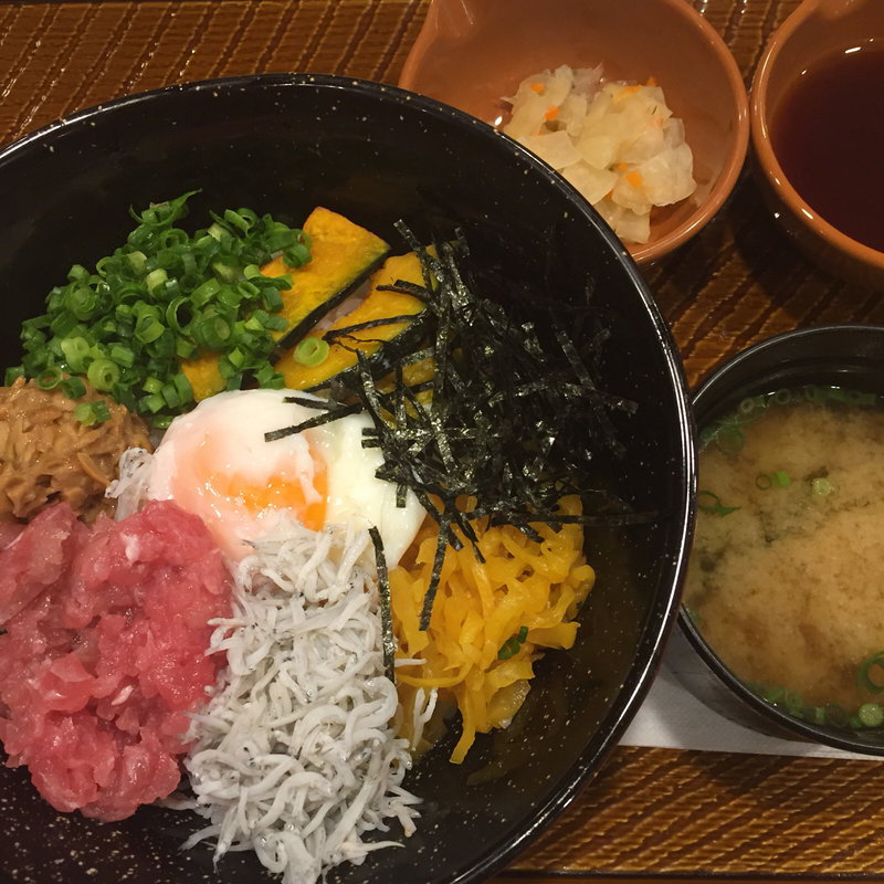 まぐろと釜揚げしらすの彩り丼(ガスト 国泰寺店 )