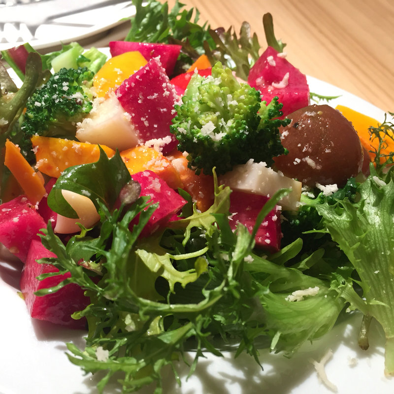 フルーツとスカモルツァ（モッツァレラの燻製）のサラダ(ライフライン)