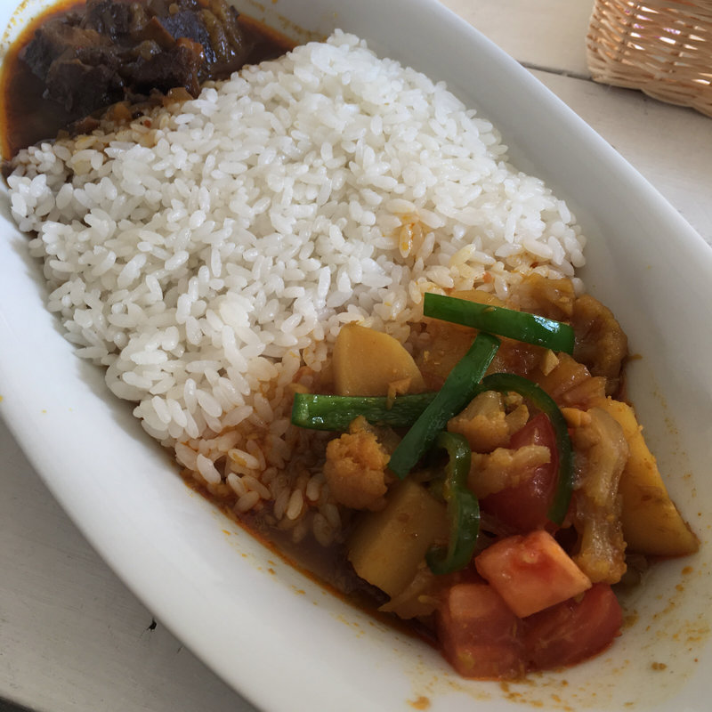 ビーフカレー・野菜カレーコンビ(カフェドモモ)