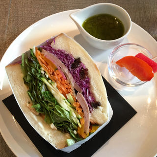 旬野菜サラダを挟んだ日替わりハーフサンドイッチ(FabCafe)