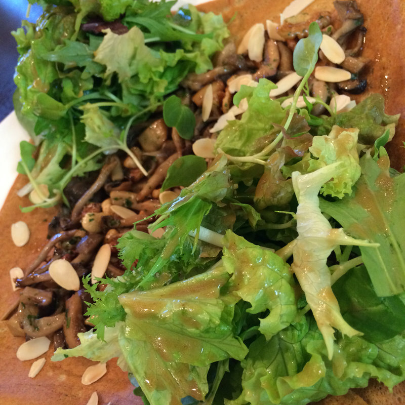 ナッツと信州の茸サラダガレット 林檎の花から採ったはちみつをかけて(ガレット エ ポムポム  （Galettes et Pomme Pomme）)