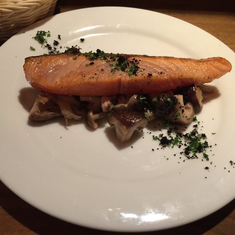 サーモンのミキュイとキノコのマリネ(御徒町ワイン食堂パパン)