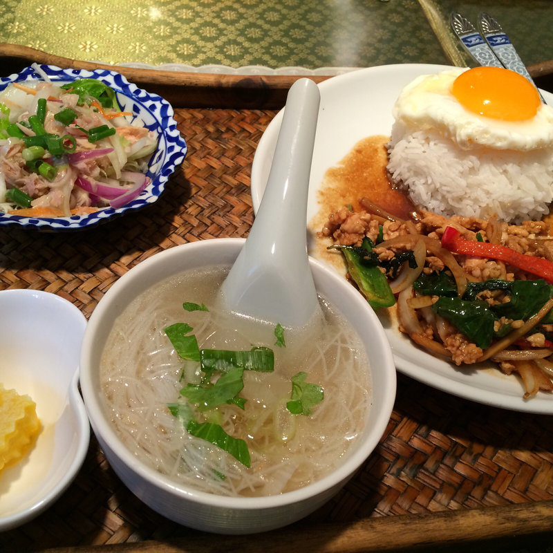 鶏肉バジル炒めご飯セット(トムヤムクン （Thai Restaurant トムヤムクン）)