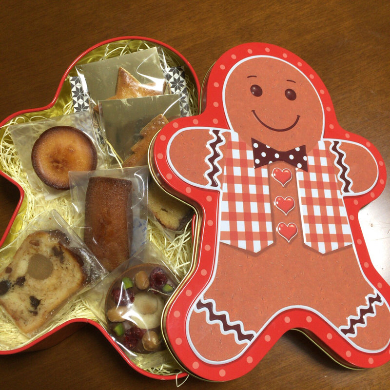 ジンジャーブレッドマン缶入りお菓子(パティスリー ビガロー)