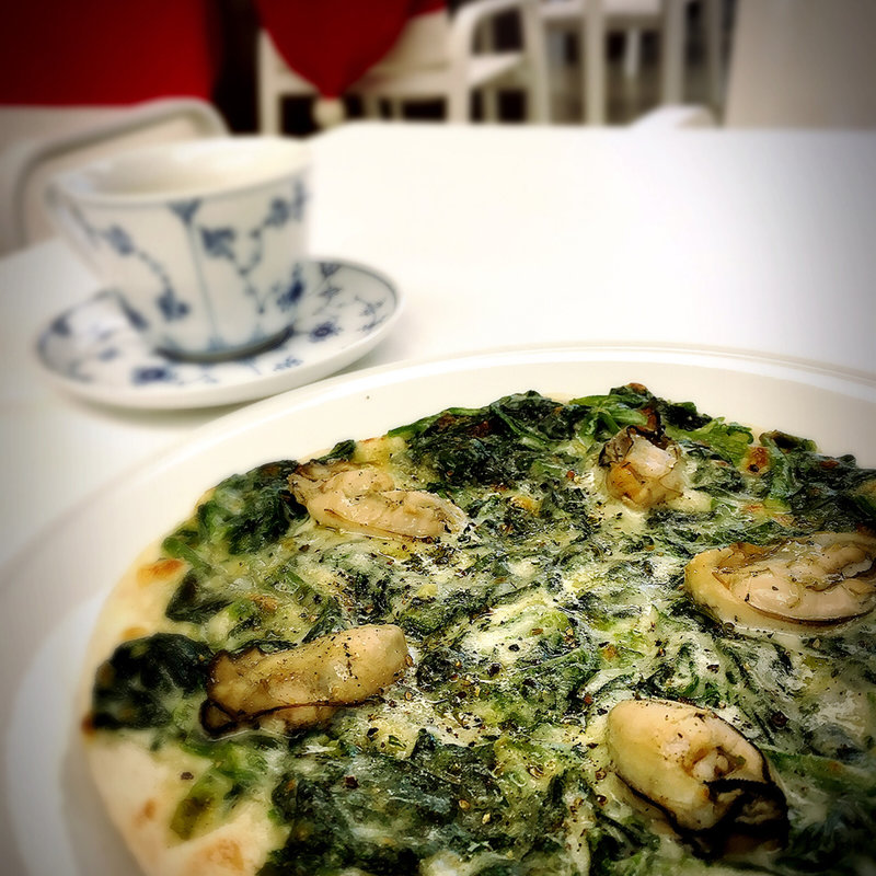 カキとホウレン草のピザ(六花亭 札幌本店)