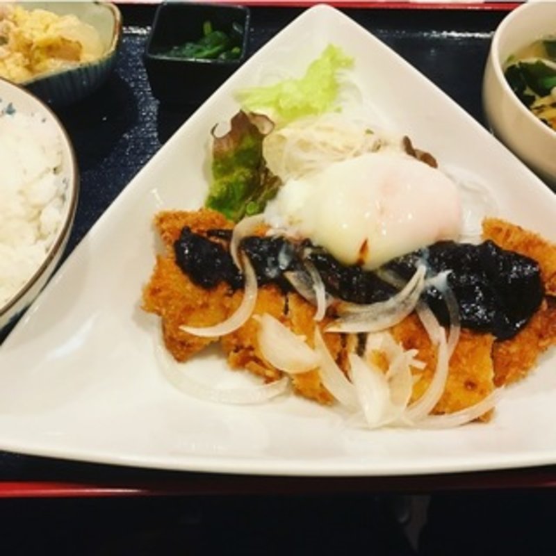 温泉玉子と豚ロースみそかつ定食(創菜酒房 おん 梅田店)