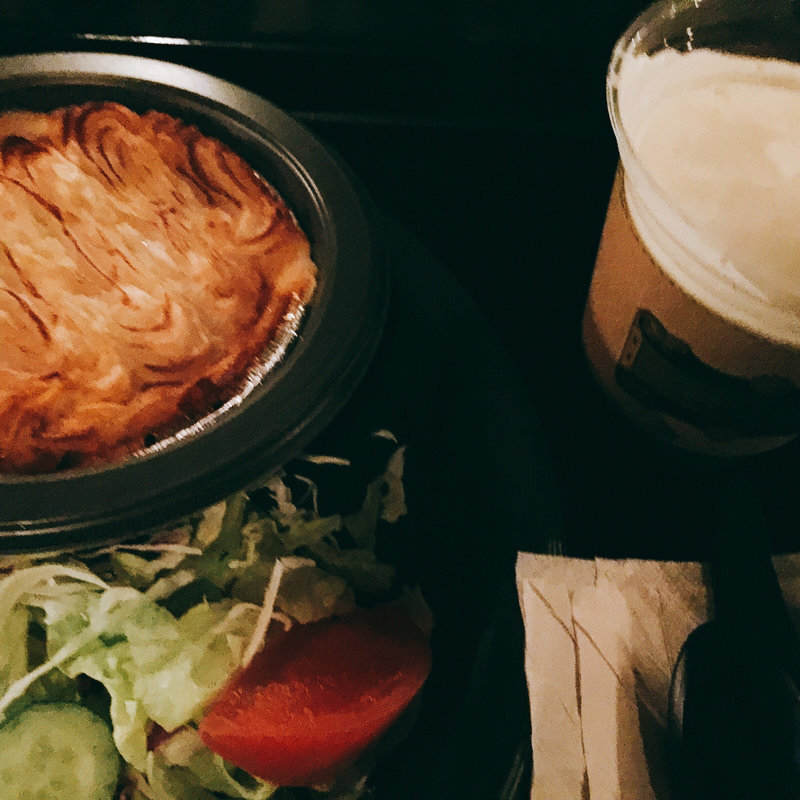 シェパーズパイ＆ガーデンサラダ 挽肉と野菜、マッシュポテトのココット焼き、サラダ添え(三本の箒 （THREE　BROOMSTICKS）)