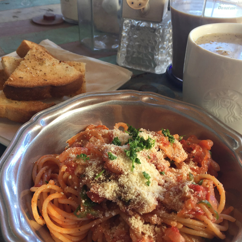 bacon basìlico tomato pasta w/coconut garlic  toast(BOXX Coffee & X-presso)
