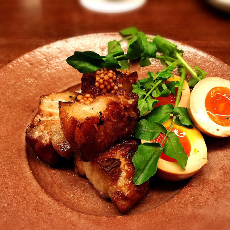 自家製ベーコン炭炙りと半熟煮玉子(楽食酒 圓 （らくしょくしゅ まる）)