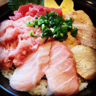 みなみ海鮮丼（本日の日替り）(清水港　みなみ  )