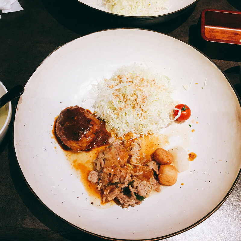 煮込みハンバーグと豚の生姜焼き(鶏だしおでん さもん KITTE 名古屋店)