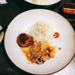 煮込みハンバーグと豚の生姜焼き(鶏だしおでん さもん KITTE 名古屋店)