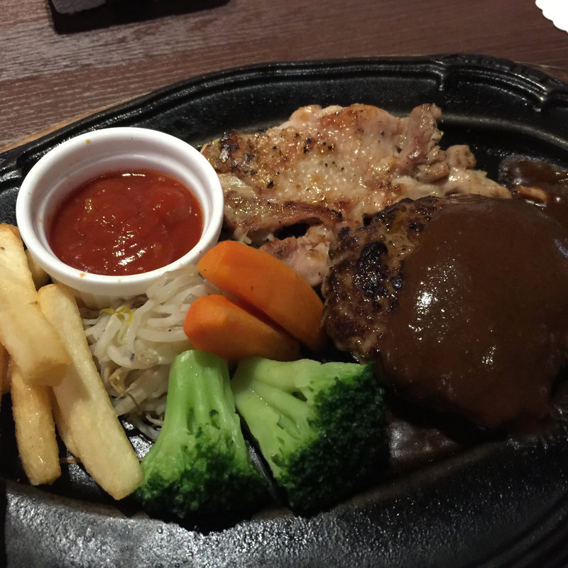 神戸ビーフ入り粗挽きハンバーグ&チキンステーキ(HIRO テラッソ姫路店 （ヒロ）)