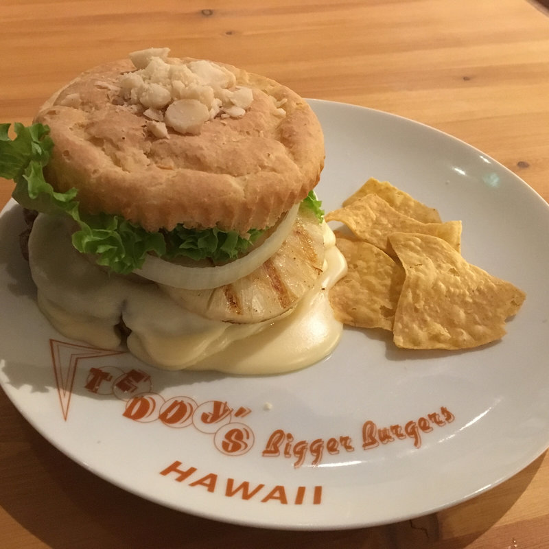 マカダミアナッツバーガー with パイン(テディーズビガーバーガー 横浜港北店 （【旧店名】アロハビーチカフェ）)