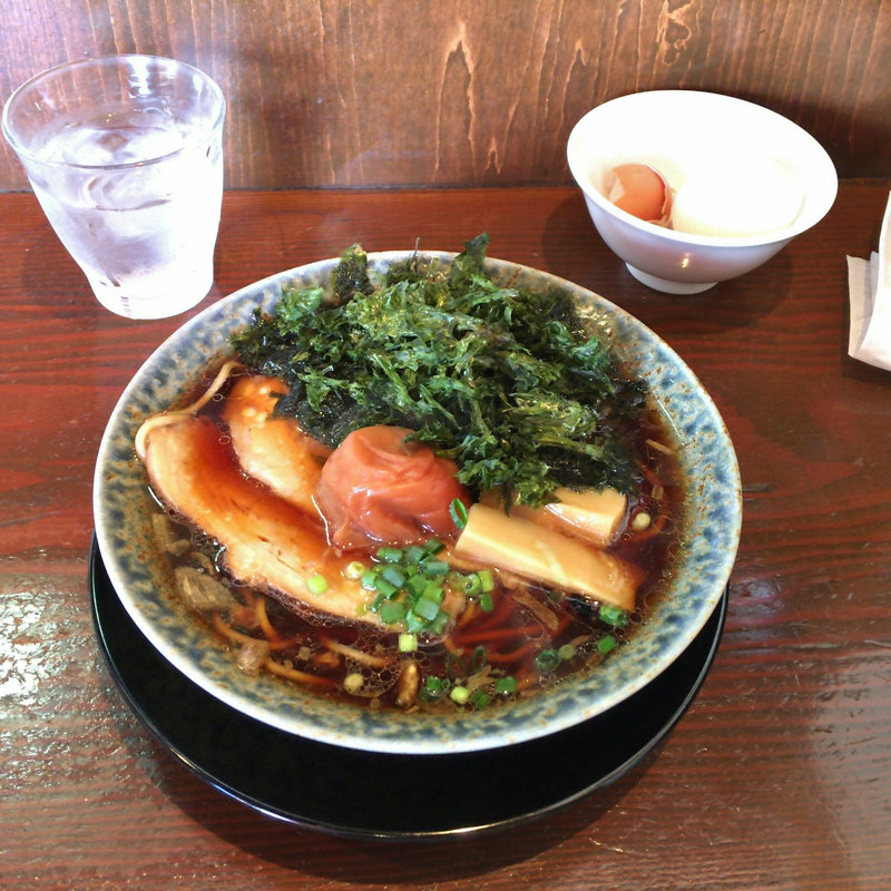 醤油ラーメン、岩海苔、梅干(鶴亀 )