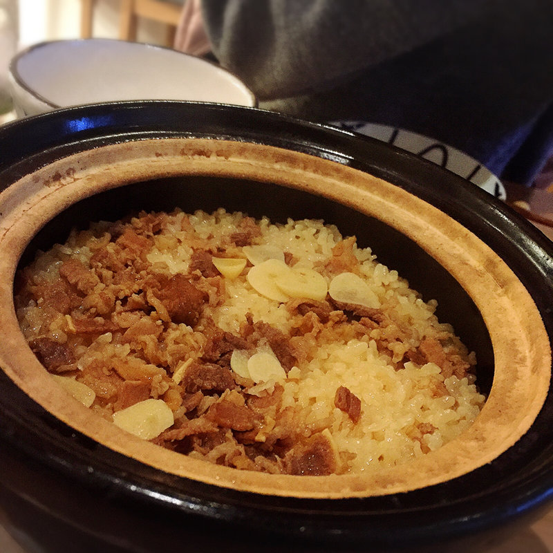 牛バターガーリック醤油の土鍋炊き込みごはん(taolu's 池尻食堂)