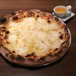 4種のチーズのピッツァ クアトロフォルマッジ