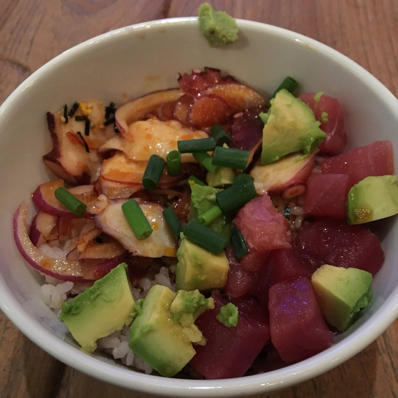 マグロとアボカドとタコのMIXポキライスボウル(Kailua Weekend)