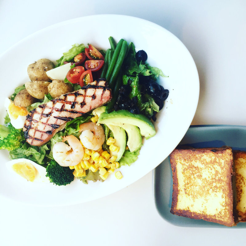  6種の野菜とスパイシーグリルチキンのサラダ ポーチドエッグ添え(マーサーブランチ)