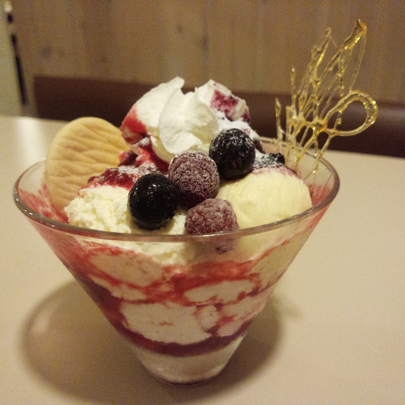 ダブルベリーレアチーズパフェ(小麦や)