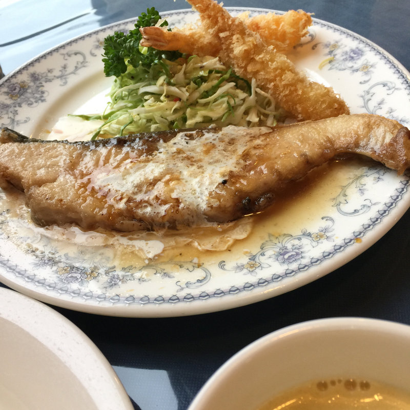 寒ブリのムニエルとエビフライランチ(明日飛)