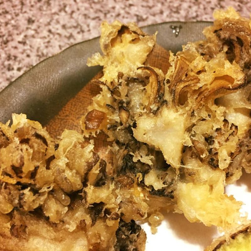 黒舞茸の天麩羅(手打蕎麦よしみや)