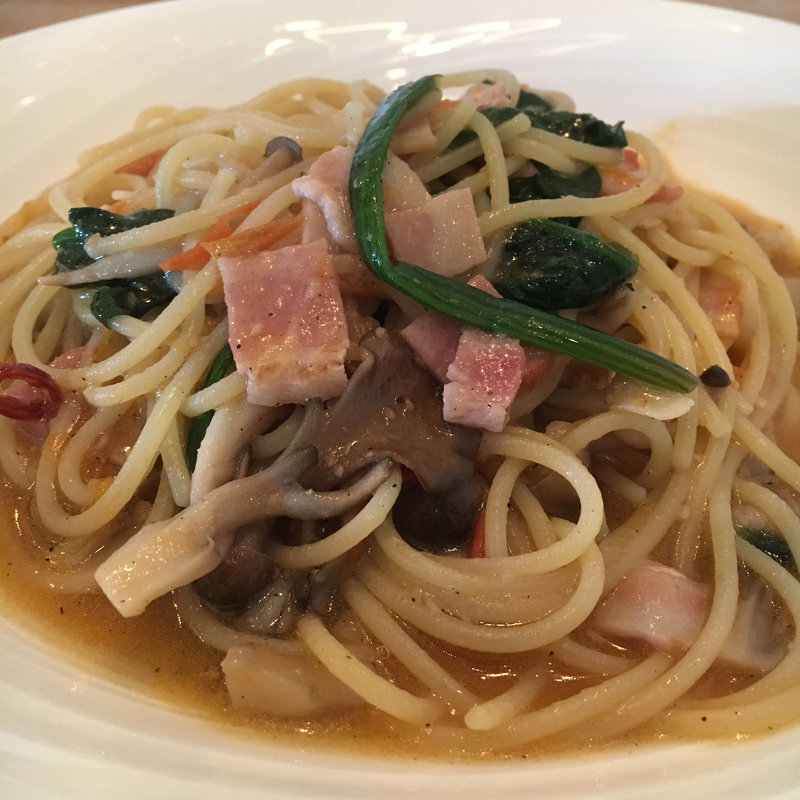 きのことベーコンとホーレン草のスパゲッティ(トラットリア・フォルトゥーナ)