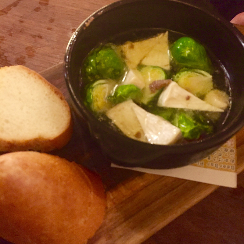 芽キャベツとカマンベールチーズのアヒージョ(HINATA Kitchen)